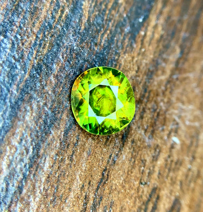 Round brilliant sphene gemstone fire display close-up
Natural sphene loose stone for pendant or earring
