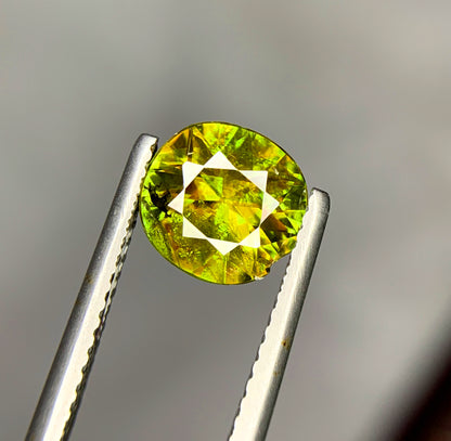 Round cut sphene gemstone, 8x8x4.5mm
Green fire sphene showing dispersion, close-up