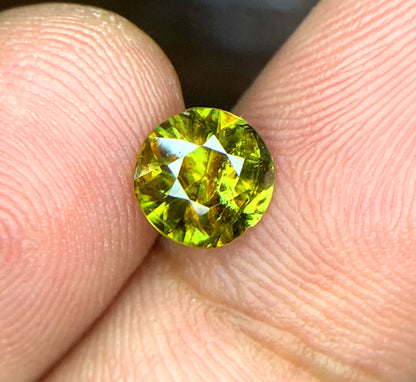 Round cut sphene gemstone, faceted stone
Titanite sphene gemstone showing natural fire and dispersion