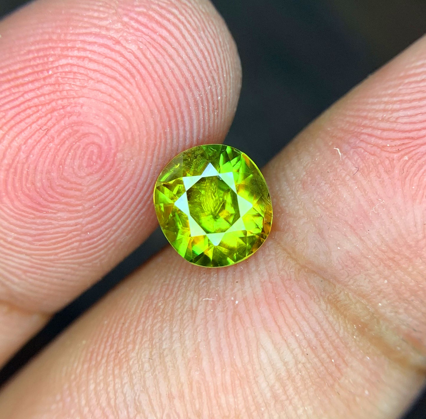 Himalayan sphene gemstone showing rainbow dispersion
Round cut titanite sphene loose stone face up