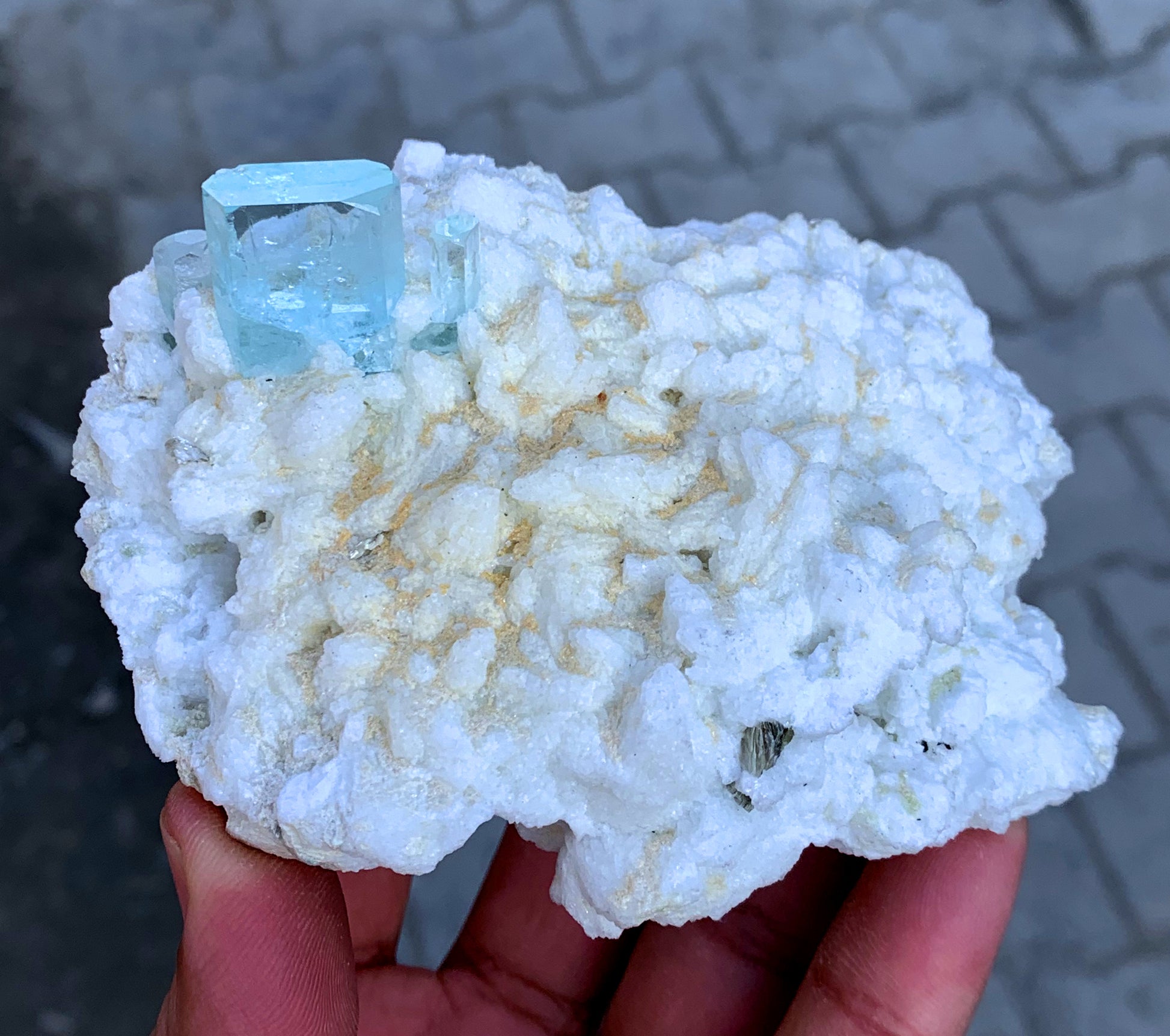 Self-standing aquamarine feldspar specimen 105x78mm
Gem grade transparent aquamarine crystal face-up 