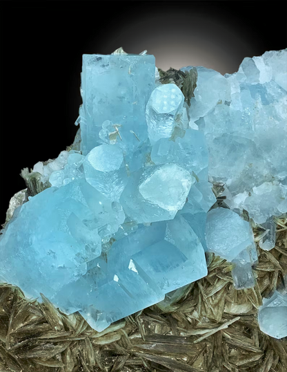 6.7kg aquamarine mineral specimen for sale
Self standing aquamarine cluster display piece