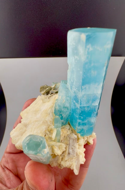 Self standing aquamarine crystal cluster on feldspar matrix
Sky blue aquamarine crystal, main crystal detail view