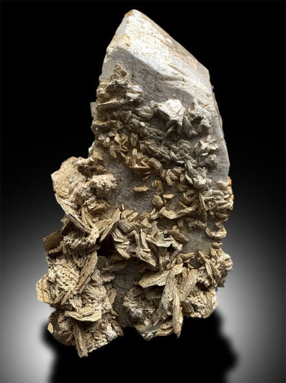 Self standing topaz crystal specimen, full view
Terminated topaz crystals on feldspar matrix, close-up