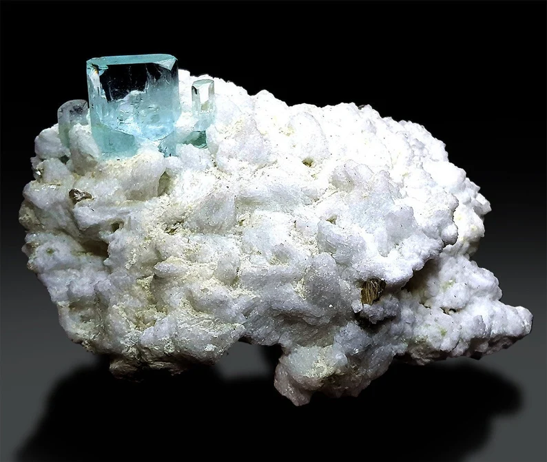 Single terminated aquamarine crystal gem grade transparency
277 gram aquamarine feldspar specimen self-standing