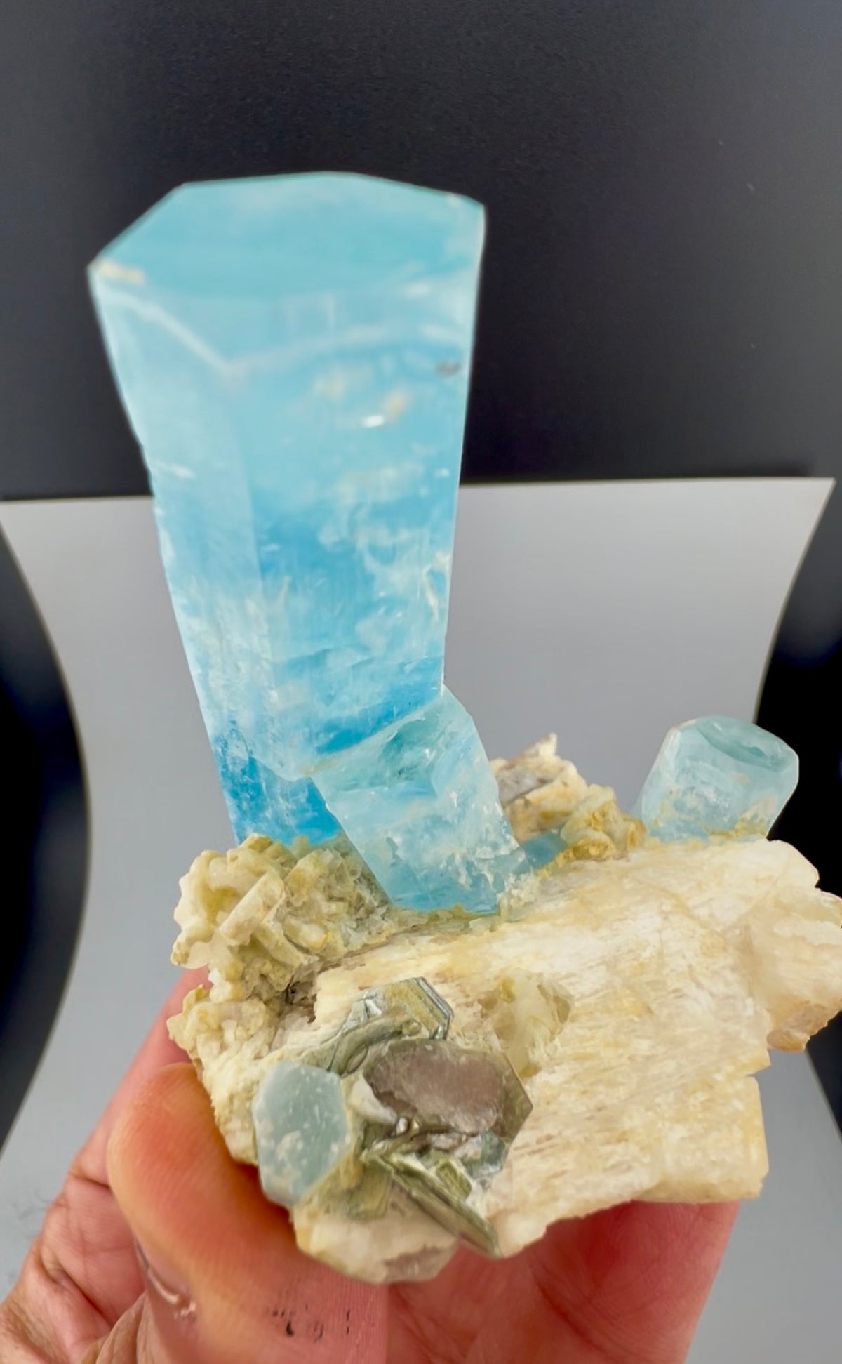 Sky blue aquamarine crystal cluster on feldspar, back view
Aquamarine crystal specimen with mica detail, close-up