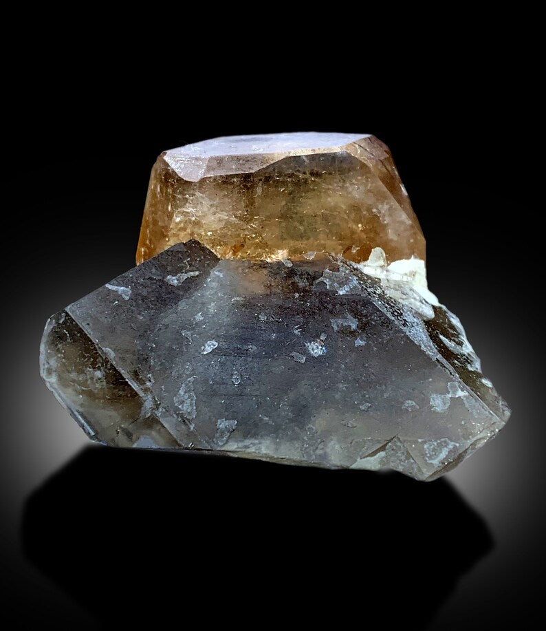 Smoky quartz with natural topaz color contrast
Natural topaz crystal 45x43mm Pakistani specimen