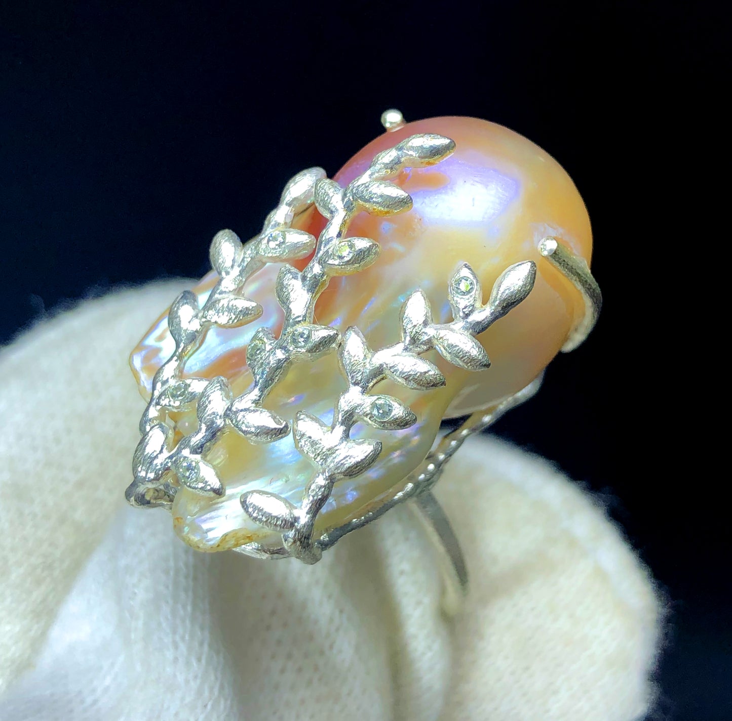Sterling silver 925 pearl ring 50ct profile view
Baroque pearl wedding ring delicate design