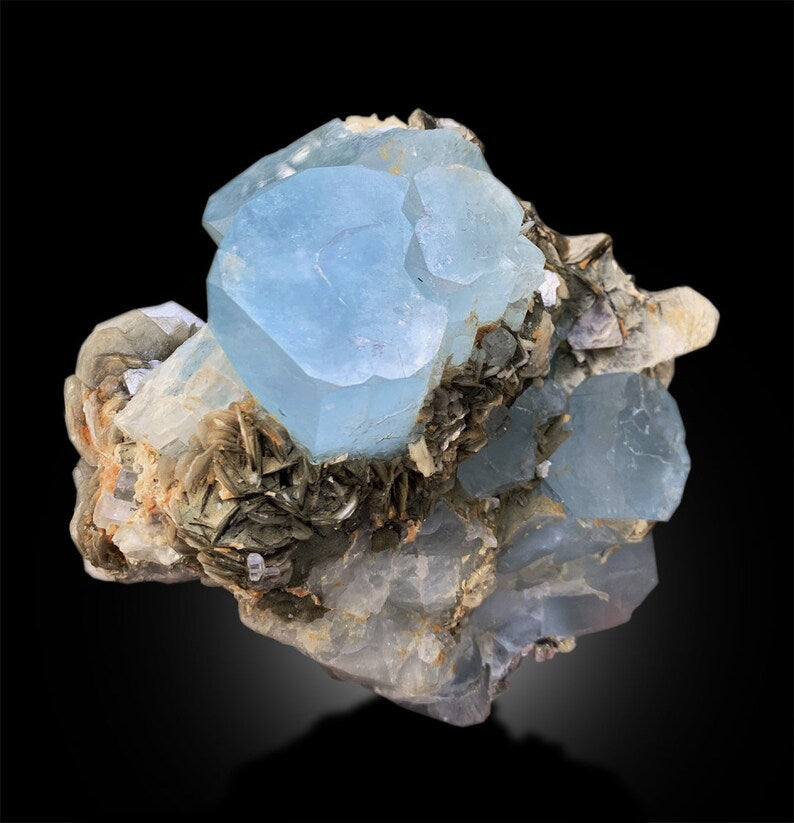 Terminated crystals in large aquamarine cluster
Full profile of aquamarine on muscovite mica matrix
