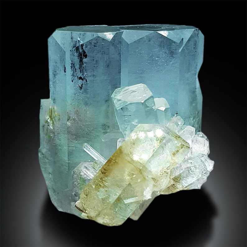 Terminated crystals in natural aquamarine cluster
Full profile of self standing aquamarine cluster