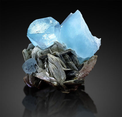 Terminated point of natural aquamarine crystal
Full profile of raw aquamarine on mica matrix