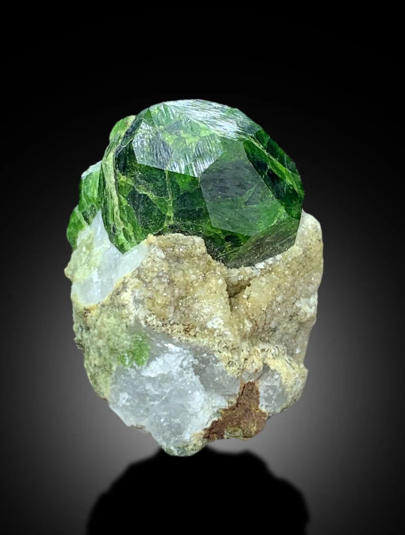 Terminated point of natural demantoid garnet
Full profile of self standing demantoid garnet