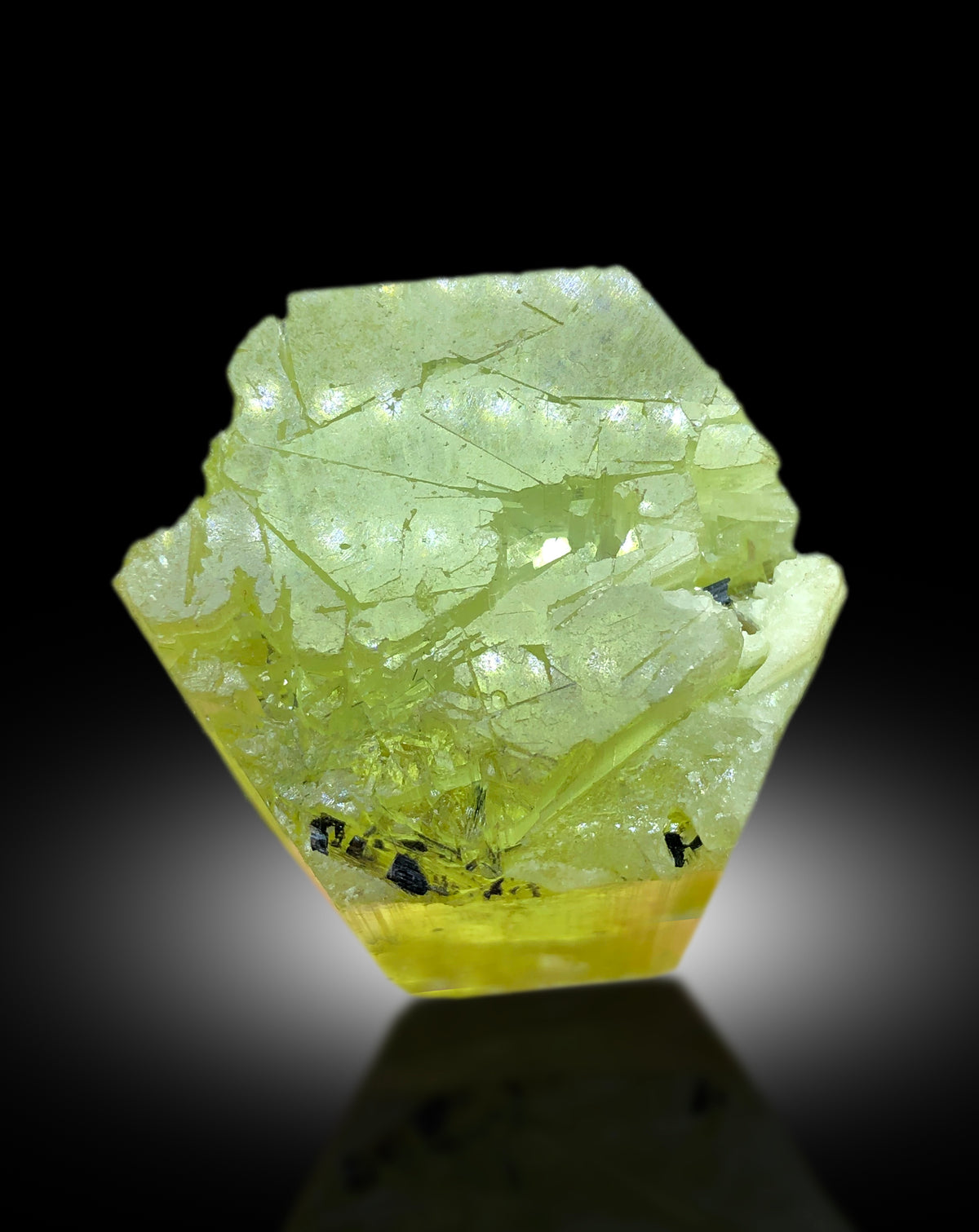 Terminated point of natural heliodor crystal
Full profile of yellow beryl heliodor crystal
