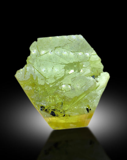 Terminated point of natural heliodor crystal
Full profile of yellow beryl heliodor crystal