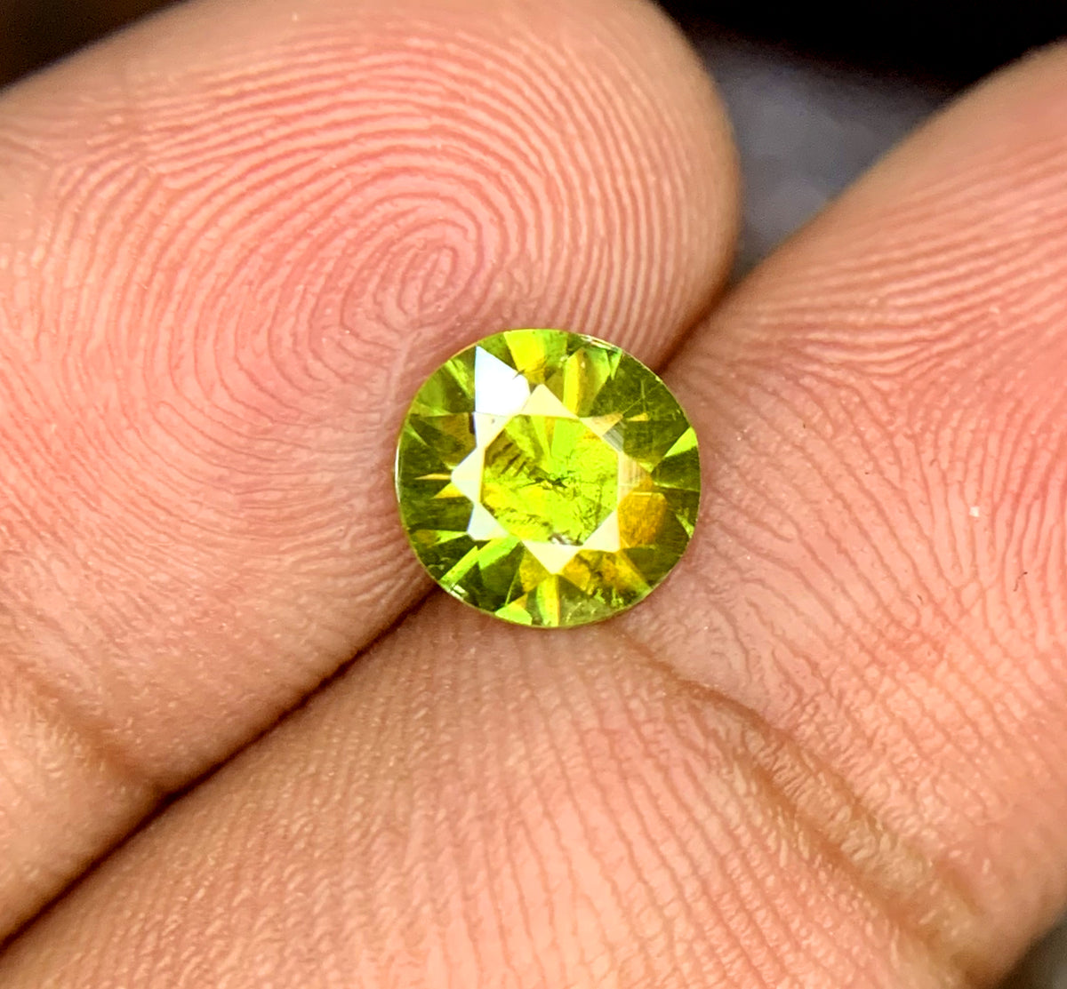 Round cut sphene gemstone for ring setting
Titanite sphene gemstone showing natural fire and dispersion