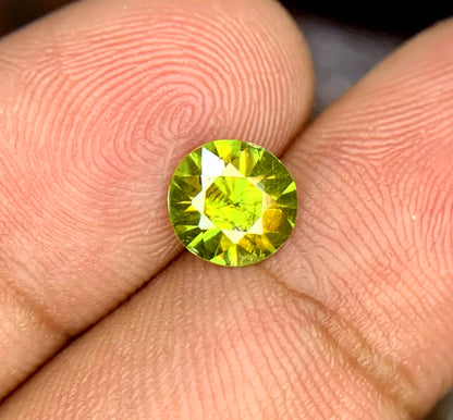 Round cut sphene gemstone for ring setting
Titanite sphene gemstone showing natural fire and dispersion