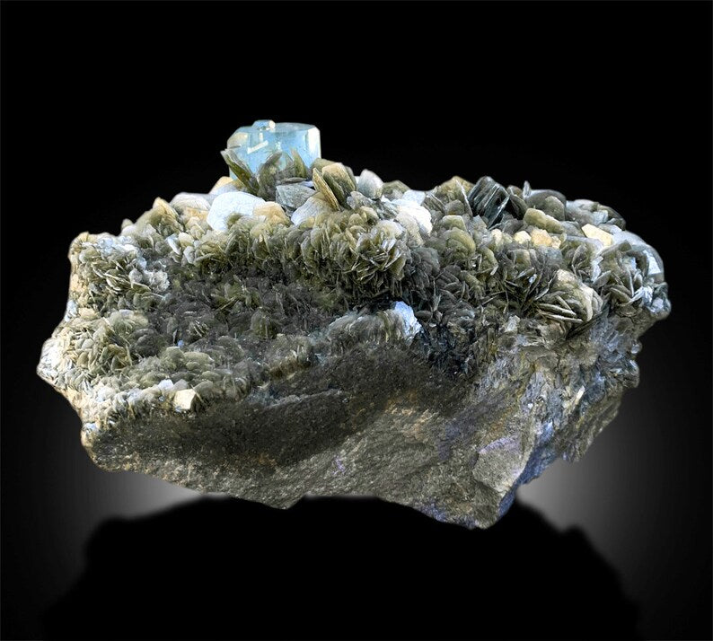 Top grade Pakistani aquamarine flagship collector specimen
Aquamarine specimen size comparison 260x175x135mm
Top grade aqua