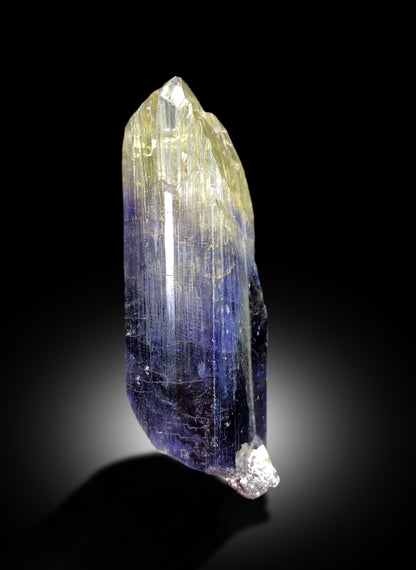 Top quality tanzanite specimen from Tanzania
Unheated natural color tanzanite crystal close-up