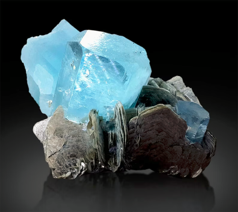 Top view of 806 gram aquamarine specimen
Aquamarine crystal with scale reference for size