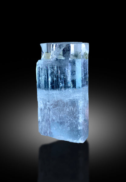 Aquamarine crystal seen from its base
Gentle blue color in a raw Pakistani aquamarine
Transparent aquamarine, full length, no damage