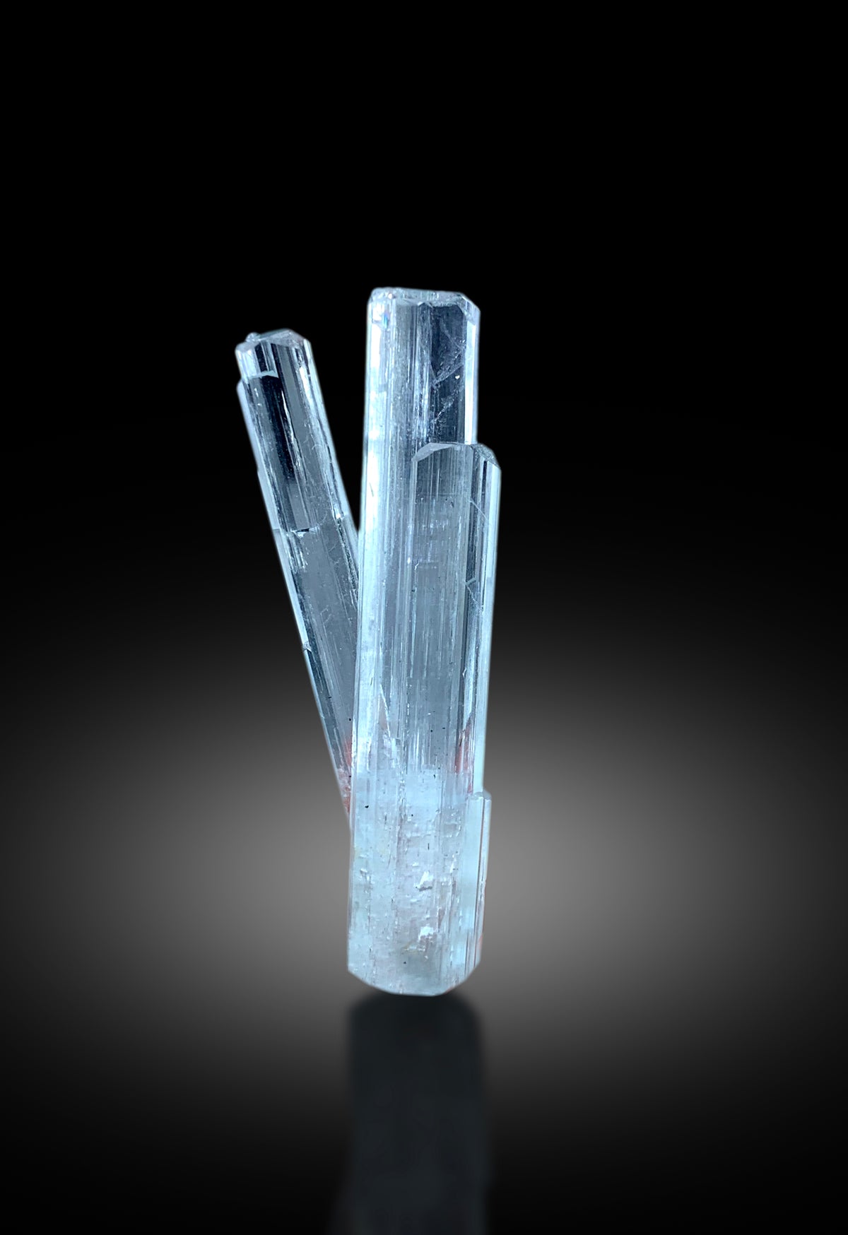 Transparent aquamarine specimen, top view
Natural twinned aquamarine, Pakistan origin