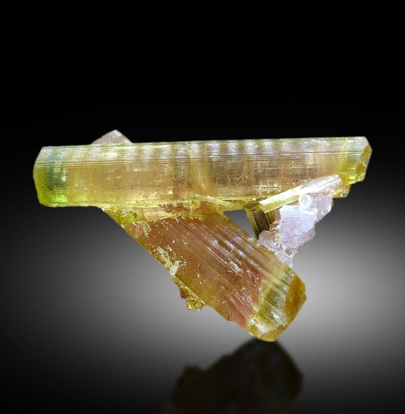 Twinned DT watermelon tourmaline side profile 46x30x17mm
Watermelon tourmaline excellent luster vitreous surface detail