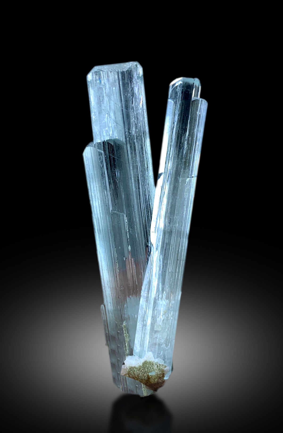 Twinned aquamarine, termination point detail
Transparent aquamarine from Skardu, Pakistan, front view