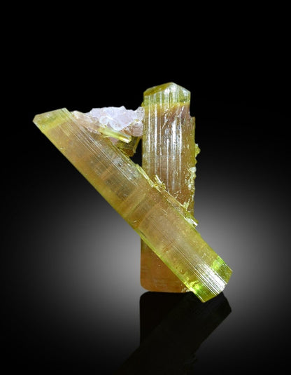Twinned watermelon tourmaline crystal pair geometric relationship
Pink core green rim watermelon tourmaline color zone detail