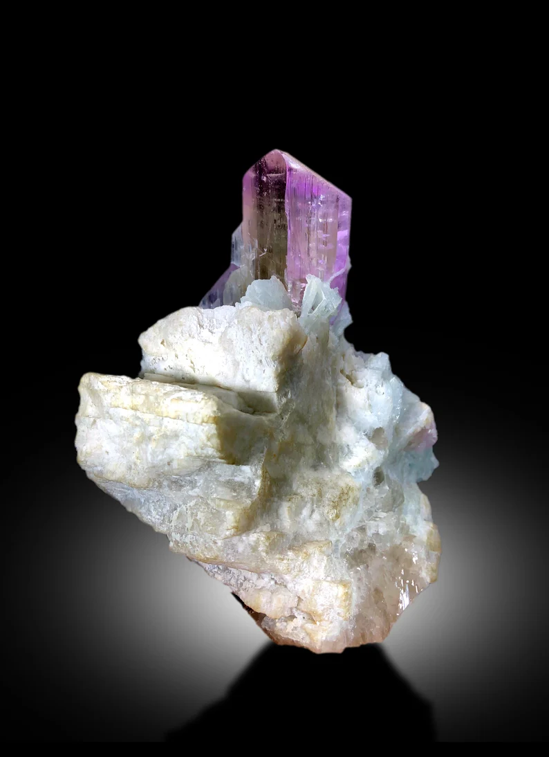 Kunzite specimen size comparison 158x130x93mm
V-shape kunzite video still showing natural termin