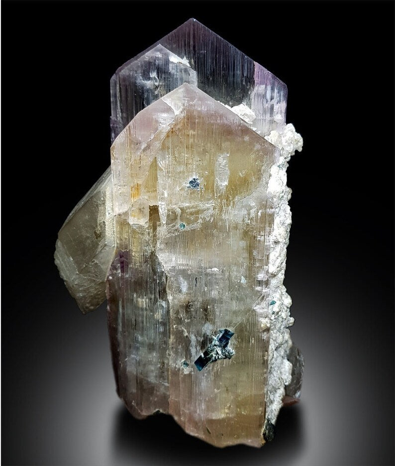 V-shape terminated point of kunzite crystal
Full profile of bicolor kunzite combination specimen