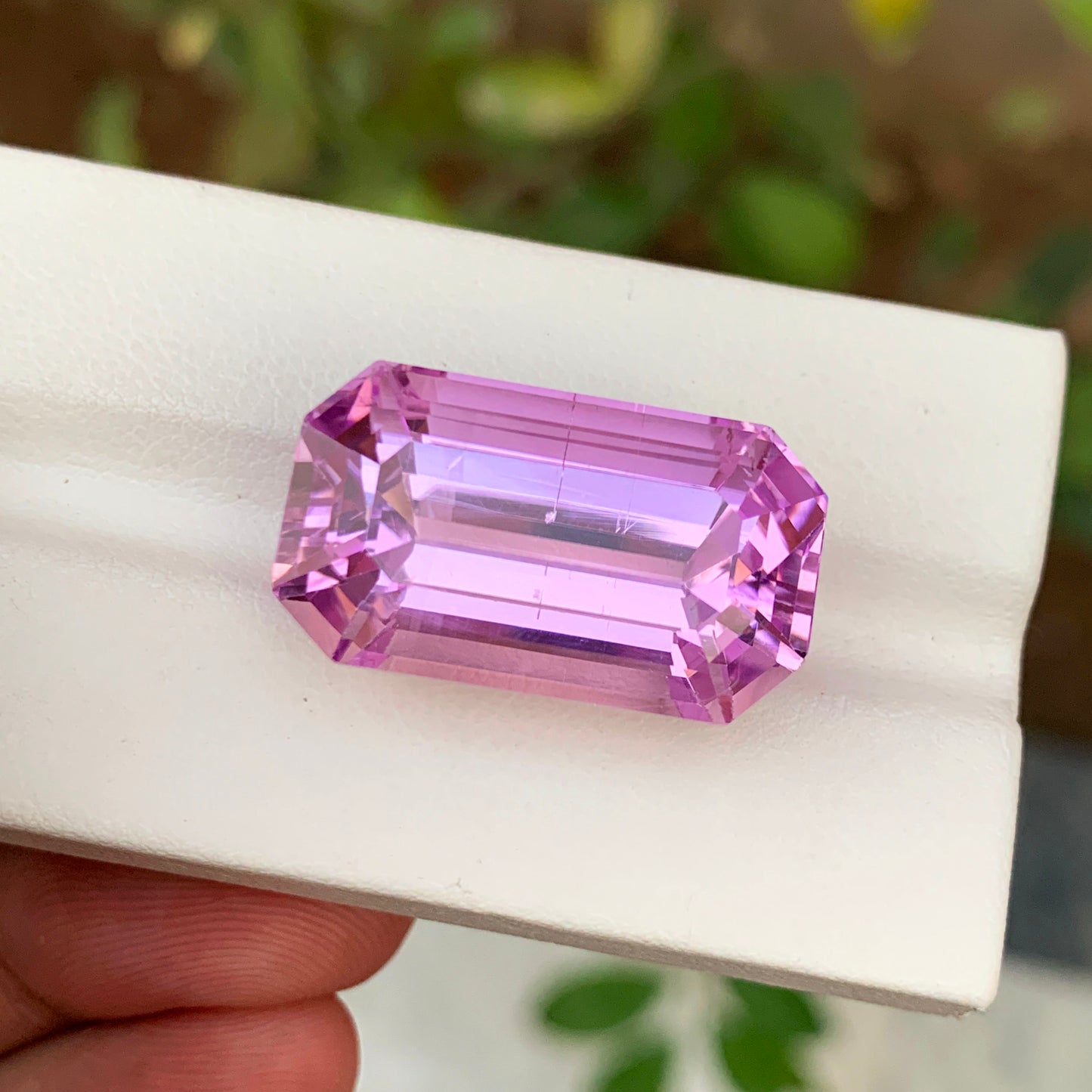 Lilac kunzite loose stone showing color shift
VVS clarity kunzite gemstone light display