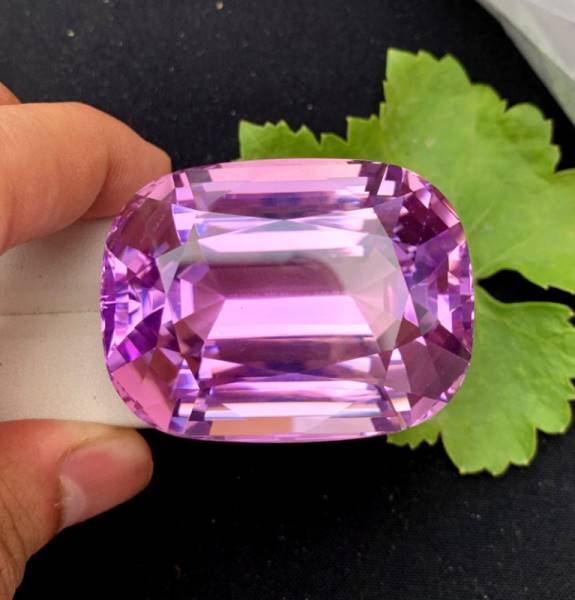 afghanistan kunzite loose gemstone large size
loupe clean kunzite gemstone faceted stone