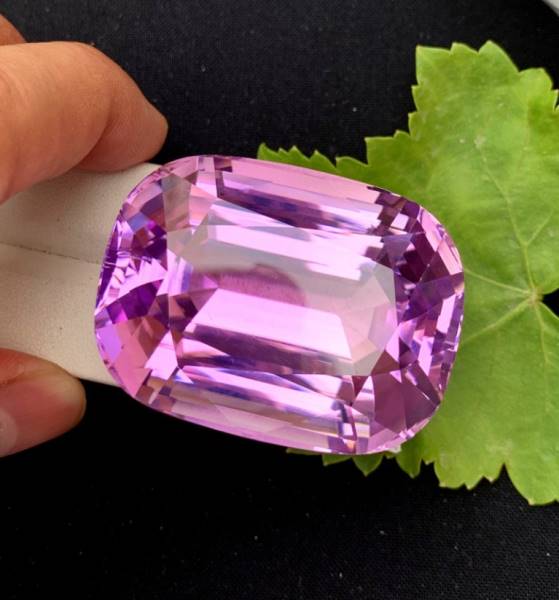 pink kunzite jewelry gemstone luxury stone
natural kunzite 45x34x28 mm gemstone