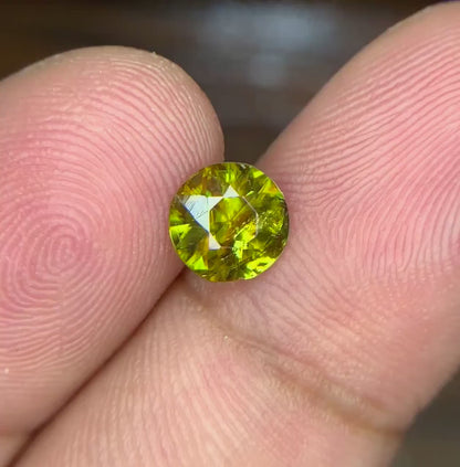 Round Cut Titanite Sphene Gemstone, Fire Sphene, Sphene Faceted Cut Stone, Loose Gemstone - 0.95 CT