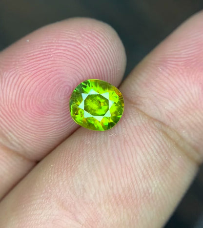 Full Fire Titanite Sphene Gemstone, Round Cut Faceted Sphene Cut Stone, Sphene Gemstone for Ring - 0.95 CT