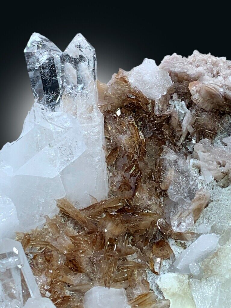 self-standing mineral display from Baluchistan
lustrous quartz association with axinite growth
